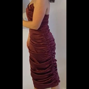 Klänning från missguided - En klänning från missguided i storlek 38, i färgen burgundy. Endast använd 1 gång. Säljer den för 400 kronor. Den formar kroppen väldigt fint. 