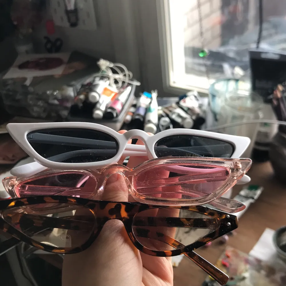 Säljer dessa supersnygga solglasögonen för 20kr styck!!😍💗💗 eller alla 3 för 50🥰 frakt blir 13kr🌸. Accessoarer.