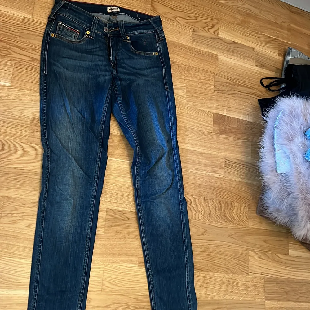 Lågmidjade Tommy himfiger jeans. Stuprör i modellen. Som nya! Storlek 25/32. Jeans & Byxor.