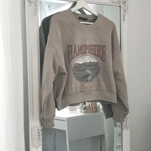 Vintage sweatshirt strl XS - Sweatshirt med ”vintage” tryck i strl XS. Fint skick, dock ett litet hål vid högerarmen men inget som man tänker på. Kan även fraktas.