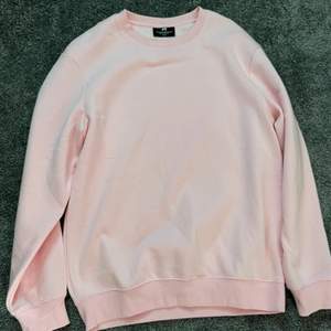Säljer en oanvänd rosa sweatshirt från H&M, den passar perfekt till sommaren och har en baggy-fit