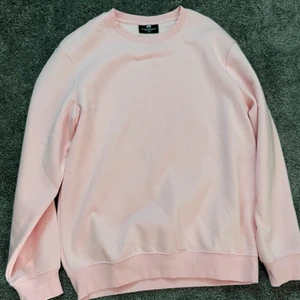 Rosa sweatshirt - Säljer en oanvänd rosa sweatshirt från H&M, den passar perfekt till sommaren och har en baggy-fit