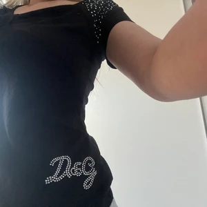 Dolce & Gabbana t-shirt - Köpt second hand i Berlin och vet ej om den är äkta eller inte men står dolce and gabbana på etiketten i alla fall🖤