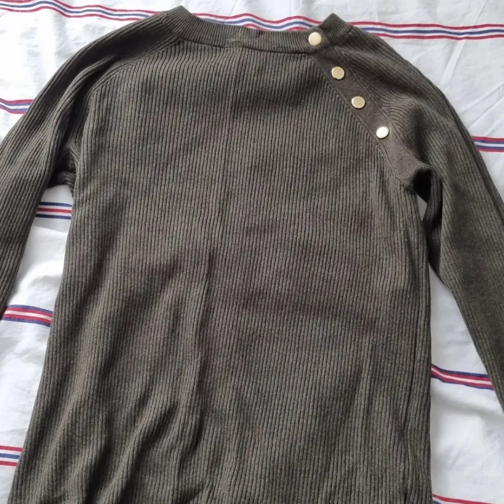 En mycket fin tröja från H&M köpt för länge sedan av någon annan (second hand). Den är använd ett flertal gånger (av mig) men är fortfarande i mycket bra skick (inga defekter). . Tröjor & Koftor.