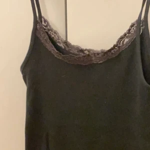 Spets linne  - Jättefint spets linne från Brandy Melville!! Säljer då jag aldrig använt och vill rensa min garderob 💗 priset kan diskuteras och sänkas! <3