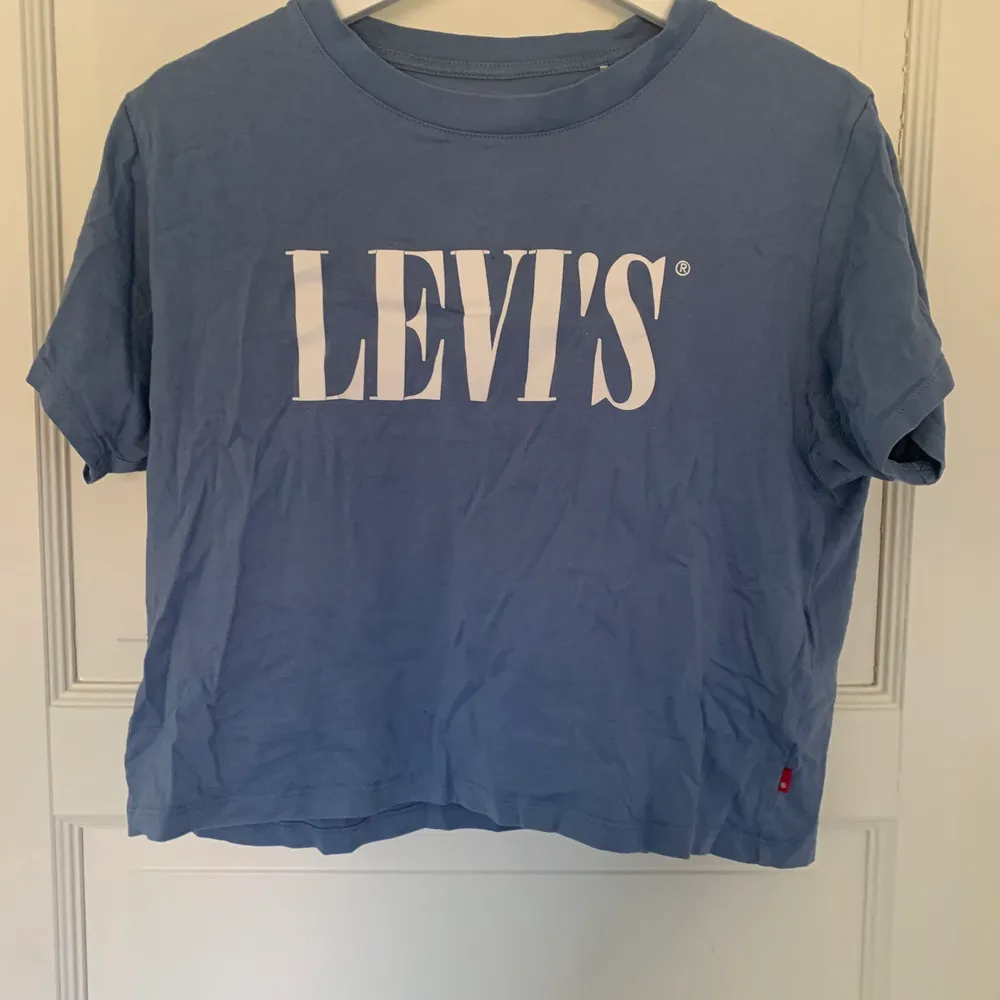 Levi’s t-shirt. Sparsamt använd. . T-shirts.
