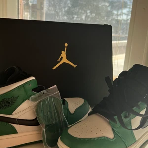 Gröna jordans  - (Lägger upp igen då de va oseriös köpare!!) Säljer mina gröna jordans i mid då dom inte kommer till användning. De är aldrig använda bara testade o inga skador på! Dom är från StockX. Köparen står för frakten. köpta för 2500kr om fler är intresserade så blir de budgivning. Minst 10 kr över ledande bud