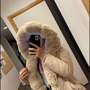 Pälsjacka  - Fin fuskpäls jacka i nyskick säljer pga inte min stil längre. Använt endast 1 vinter. Ny pris 3199kr💕💕💕
