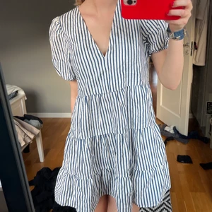 Sommarklänning - Säljer en asgullig klänning, perfekt nu till sommaren. ❤️