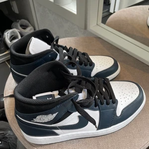 Air Jordan 1 Mid Armory Navy - Säljer mina jordans eftersom är små för mig fick de som present och har bara testat de inte använda. Skick 10/10. Kan sänka priset vid snabb affär. Om du vill ha mer bilder de ba o fråga.