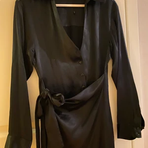 Silk liknande svart omlottklänning - *NY*  Silk liknande svart omlottklänning