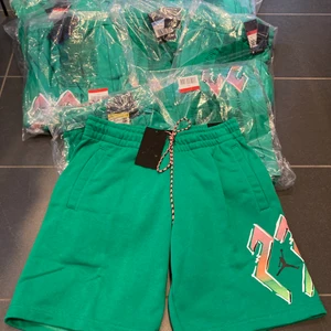 Jordan shorts stadium green  - Nypris på Zalando 549kr, helt oanvända, har i storlek XS, S, M, L