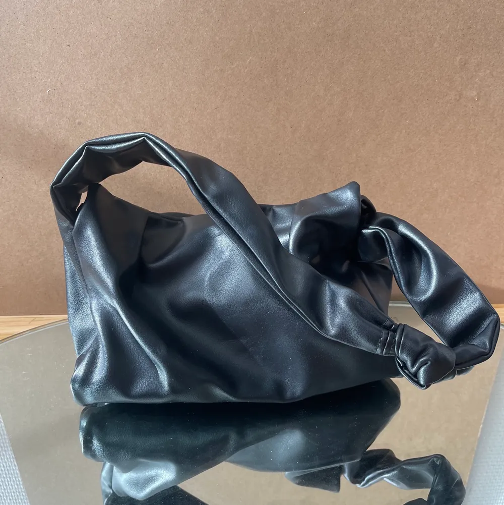 Snygg väska i läderimitation. Inga spännen eller dragkedjor, försluts med magneter, ett stort fack🖤. Väskor.