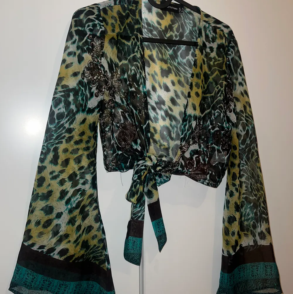 Leopardmönstrad tröja från PLT. Superfin, älskar denna tröja. Säljer på grund av att jag inte använder den så mycket. . Toppar.