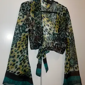 Leopardmönstrad tröja från PLT. Superfin, älskar denna tröja. Säljer på grund av att jag inte använder den så mycket. 