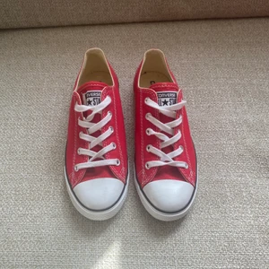 Låga Röda Converse - Säljer dessa röda låga converse, låg sula. Använt ca 2 gånger. Storlek 38. 