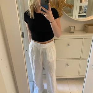 Linnebyxor  - Köpte byxorna här på Plick men va lite förstora för mig, tjejen som sålde dem sa att de va i storlek 36/38 men jag skulle säga 38/40, super sköna att ha nu till sommaren!