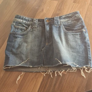 Låg midjad kjol - Låg midjad kjol från hm inte Så använd köpt för 150 kr 