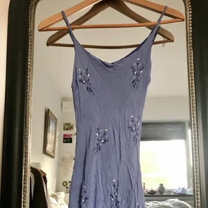 Klämning - Säljer denna jättefina klänning då den inte kommer till användning! Formar kroppen jättefint och sitter presic vid knäna på mig som är 172💙Behövs strykas som ni ser.