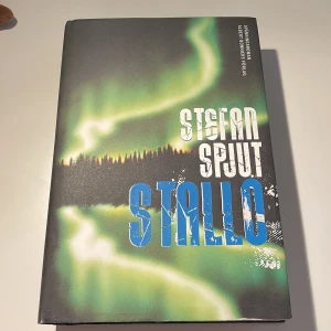 Stalio av Stefan spjut😌 - Boken handlar om Gunnar myren som hittats uppenbar hemlighet, barn rövas bort under mystiska omständigheter ….. 