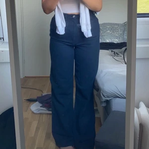 Extra långa byxor - Säljer dessa jätte snygga byxor för att jag inte använder de längre. Jag är 179cm lång och dem är lite långa på mig.