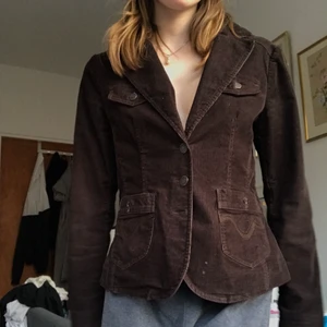 Kavaj  - Säljer denna figursydda kavajliknande Manchester jacka. Verkligen riktigt fin🦋