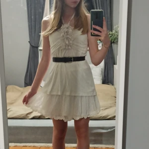 Topp - Vit topp med fina detaljer. Säljs då den inte kommer till användning. På bild 1-2 bär jag toppen med en kjol under vilket får den att se lite ut som en klänning👗storlek M men sitter såhär på mig som är en XS så fungerar på större och mindre beroende på önskad passform💕