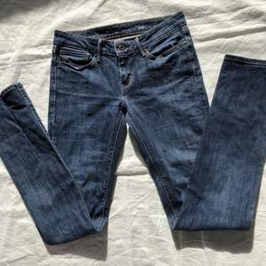 Långa lowwaisted Levis jeans, passar till 24/25, längden är 32/34