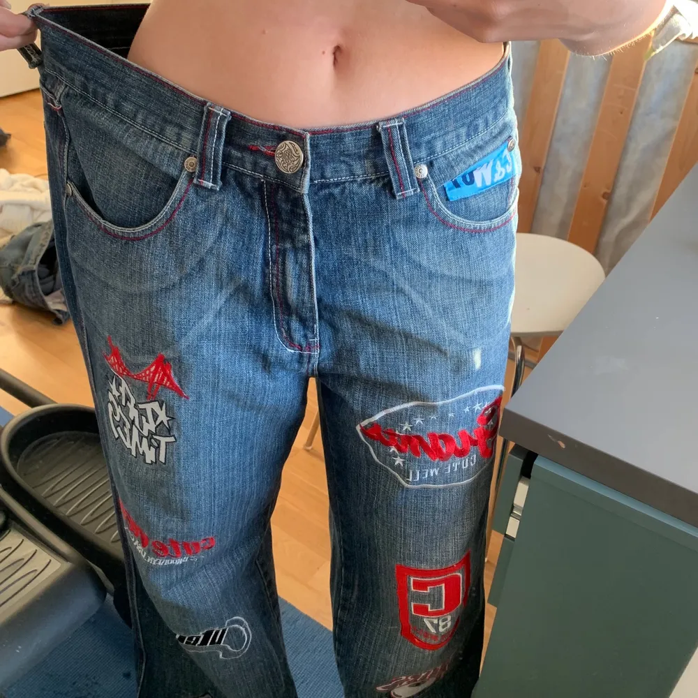 sjuka jeans köpta second hand ❤️ storleken står inte men skulle gissa på L/XL? jag har vanligtvis S/M eller 29/38 i jeans. beroende på märket. nypris 500kr. Jeans & Byxor.