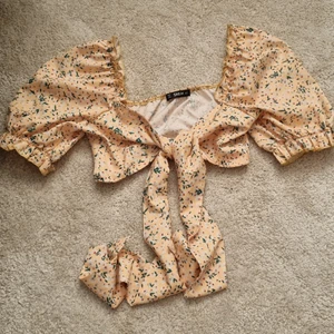 Gul topp stl S - Gul blommig topp i stl S. Passar även XS. Endast använd en gång