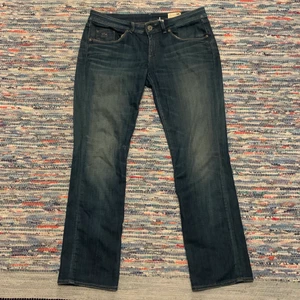 Lågmidjade bootcut jeans - Snygga jeans i mörk wash 