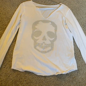 Zadig tröja stl S - Säljer min  zadiq tröja som helt enkelt inte kommer till andvändning. Andvänd cirka 2-3 gånger. Kan eventuellt kunna tänka mig att sänka priset med någon hundralapp.💘