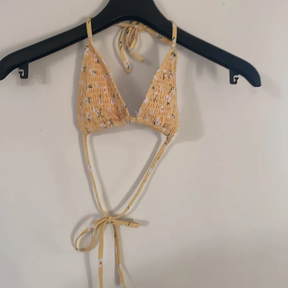 Super fin gul blommig bikini som kommer bli perfekt nu till sommaren, får dock inte användning för den så väljer att sälja den till någon annan💕 Den är köpt här på Plick men kommer som sagt ej till användning, den var inte använd från förra ägaren och inte av mig heller så den är helt oanvänd, den är mer ljusgul i verkligheten men fick ej med det på bild . Muu.