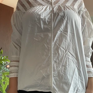 Sandro Blus - Blus från Sandro med spets.