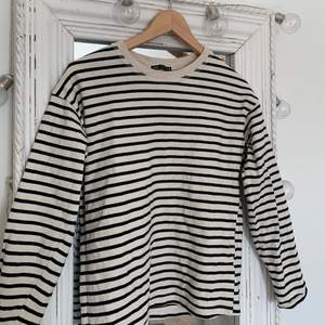 Säljer nu denna populära tröjan från Zara i storlek S! Sparsamt använd så den är i bra skick! 