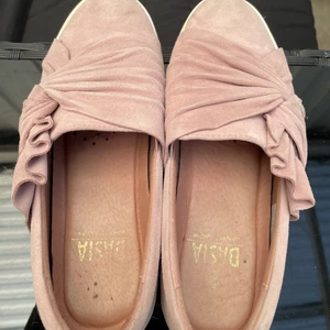 Fina skor till sommaren.  - Använd endast ett par gånger. Väldigt fin färg till sommaren. 