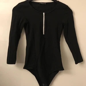 New Yorker svart body med vit dragkedja - Säljer denna fina bodysuit som tyvärr inte passar. Den är knappt använd och är därför i fint skick! Bodyn är rätt tight!