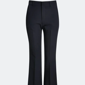 Kostymbyxor - Säljer ett par fina kostymbyxor från bik bok. Knappt använda då jag har ett till par. Köpt för 399 kr men säljer för 200 kr + 66 kr frakt. 