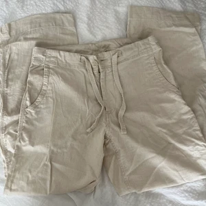 Linnebyxor - Skitfina linnebyxor från GAP i storlek S, midjemått: 82cm innerbenslängd: 76cm ❤️ går ner till marken på mig som är 167cm