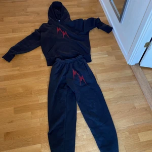 Momentu clothing rhinestone dress  - Skick 10/10 (köpte nyligen). Säljer den för att den inte är min stil. Nypris 699kr.  Kan sälja byxorna och tröjan separat också (tröjan 400, byxorna 100) men pris kan diskuteras. Frakten kan splittas 50/50 vid snabb affär. Efterfråga fler bilder om ni vil