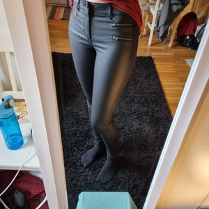 Fakeläder byxor - Är nött på en del ställen men inget som syns så bra. Passar bra på mig som är 169. Djur finns I hemmet.