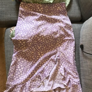 Shein kjol  - Aldrig använt den ligger bara i garderoben. Så i alldeles nytt skick :) kan samt ordna ett paket med 3 kjolar och en magtröja för ett paket pris inget av de är använt. Skriv ifall du skulle vara intresserad av de så skickar ja bilder🤍