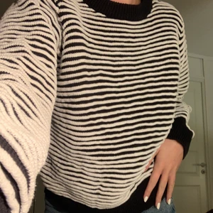 stickad tröja  - jätteskön stickad tröja från dobber , knappt använd 