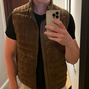 Väst Massimo dutti  - Brun, beige väst från Massimo dutti. Storleken är mellan L och XL. Superfräsh! Nypris 1800