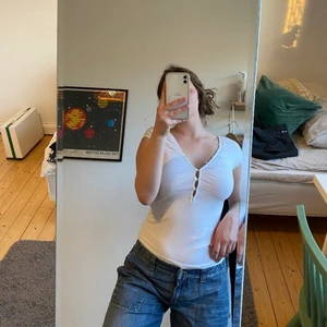 Filippa K topp strl S - Supersöt vit topp från Filippa K🤍 Sparsamt använd och i väldigt fint skick!