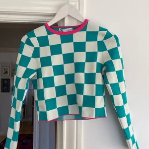 Rutig tröja Zara  - Supercool tröja från Zara i bra skick. Köpt här på plick och är endast använd en gång av mig. Säljer på grund av att den inte kommer till användning. 