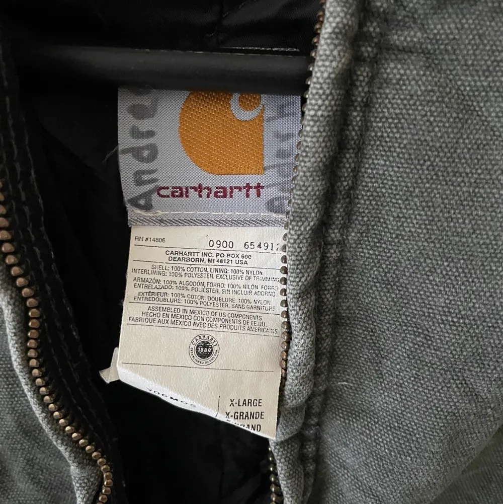 Vintage jacka från Carhartt storlek small. Står X-large på lappen men uppskattar till en small. 53cm från armhåla till armhåla och 60cm från krage till botten.. Jackor.
