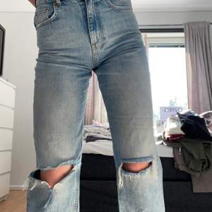 Säljer mina fina jeans från gina då de inte kommer till användning, mycket fint skick använda ett fåtal gånger💞 köparen står för frakt 💫 långa i benen