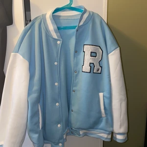 Varsity Jacka/Bomber Jacka - önskar den var mer oversized på mig jag är vanligtvis L men den är inte oversized på mig så denna passar nån med M 