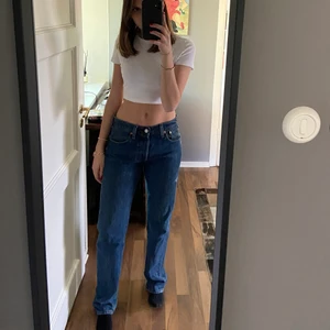 Levi’s 501 - Blå levis 501, använd 1-2 gånger. Säljer för att den är lite stor på mig. Köpt för 1100:-